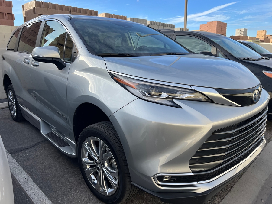 Used 2023 Toyota Sienna Hybrid Platinum Edition - BraunAbility Side Entry Entry In Floor Automatic Ramp