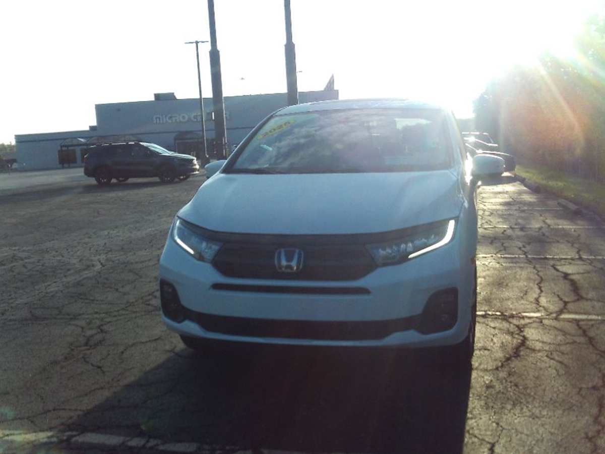 White Honda Odyssey image number 13