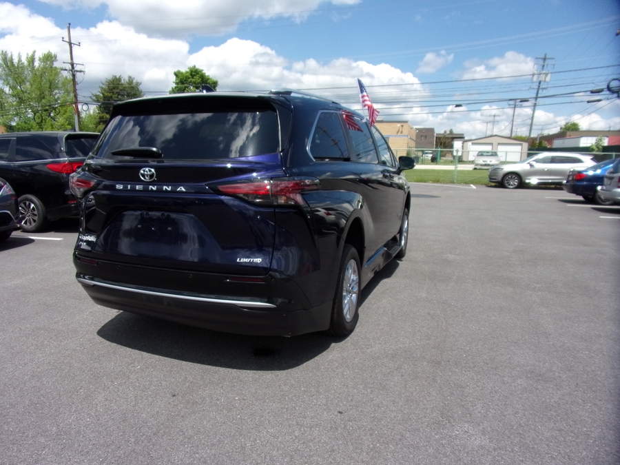 Blue Toyota Sienna image number 6