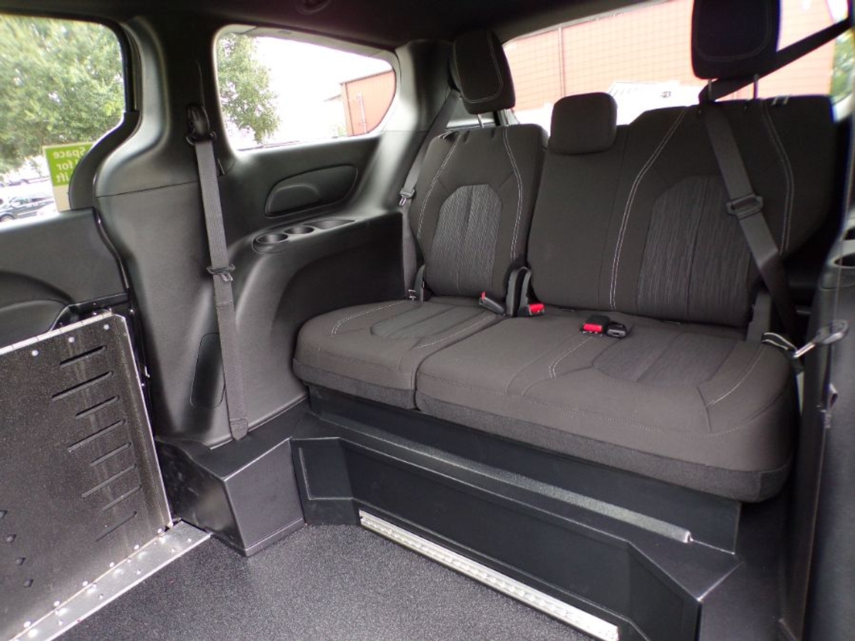 Grey Chrysler Pacifica image number 15