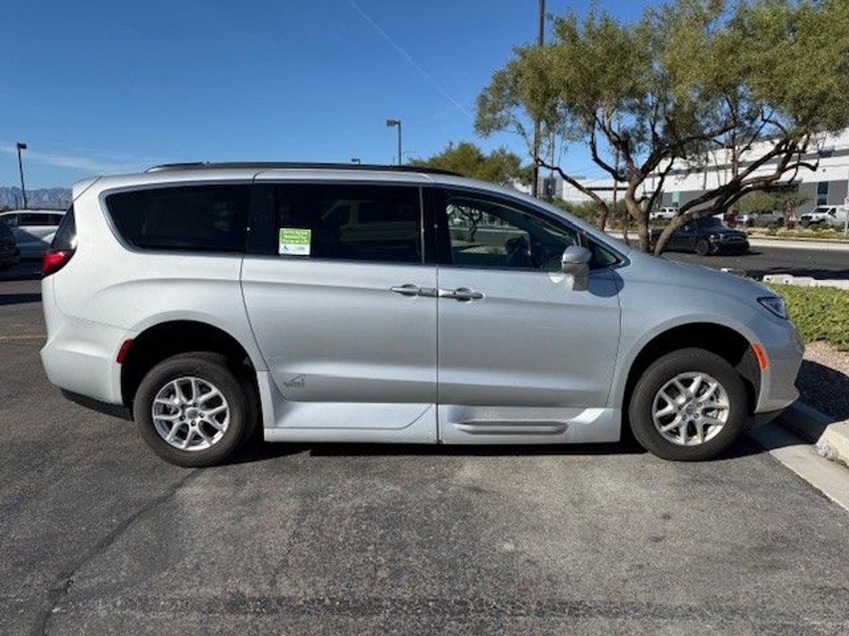 Silver Chrysler Pacifica image number 4