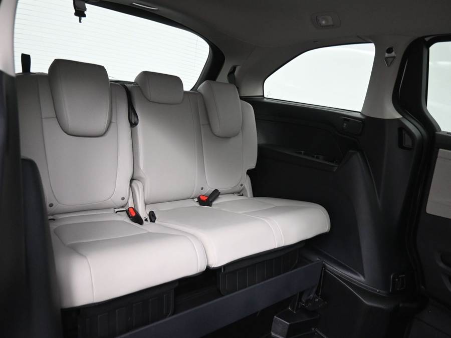 White Honda Odyssey image number 9