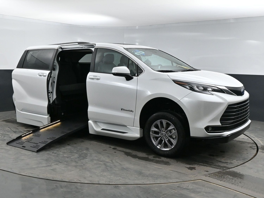 New 2025 Toyota Sienna Hybrid XLE Plus - BraunAbility Side Entry Entry Fold Out Automatic Ramp