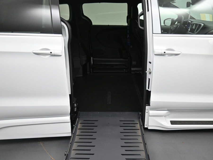 New 2026 Chrysler Pacifica Select Safety - BraunAbility Side Entry Entry Fold Out Automatic Ramp