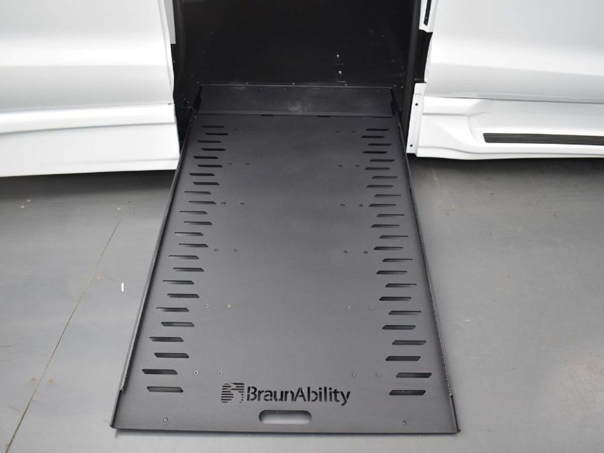 White Chrysler Pacifica image number 10