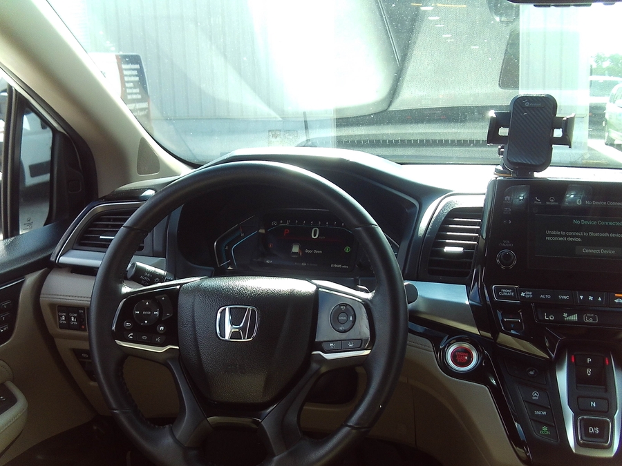 White Honda Odyssey image number 10
