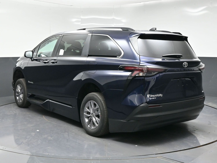 Blue Toyota Sienna image number 2
