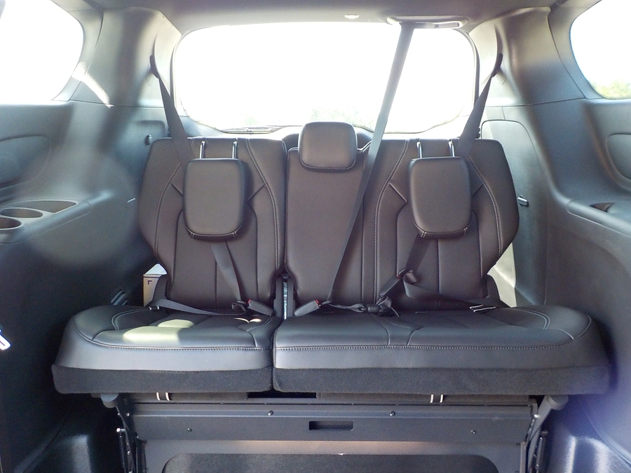 White Chrysler Pacifica image number 39