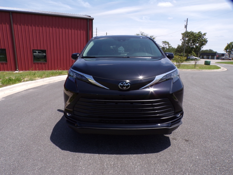 Black Toyota Sienna image number 2