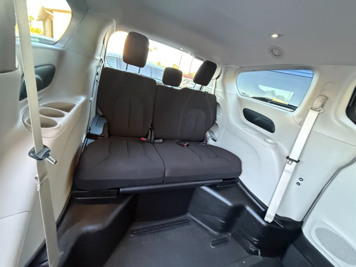 Grey Chrysler Pacifica image number 1