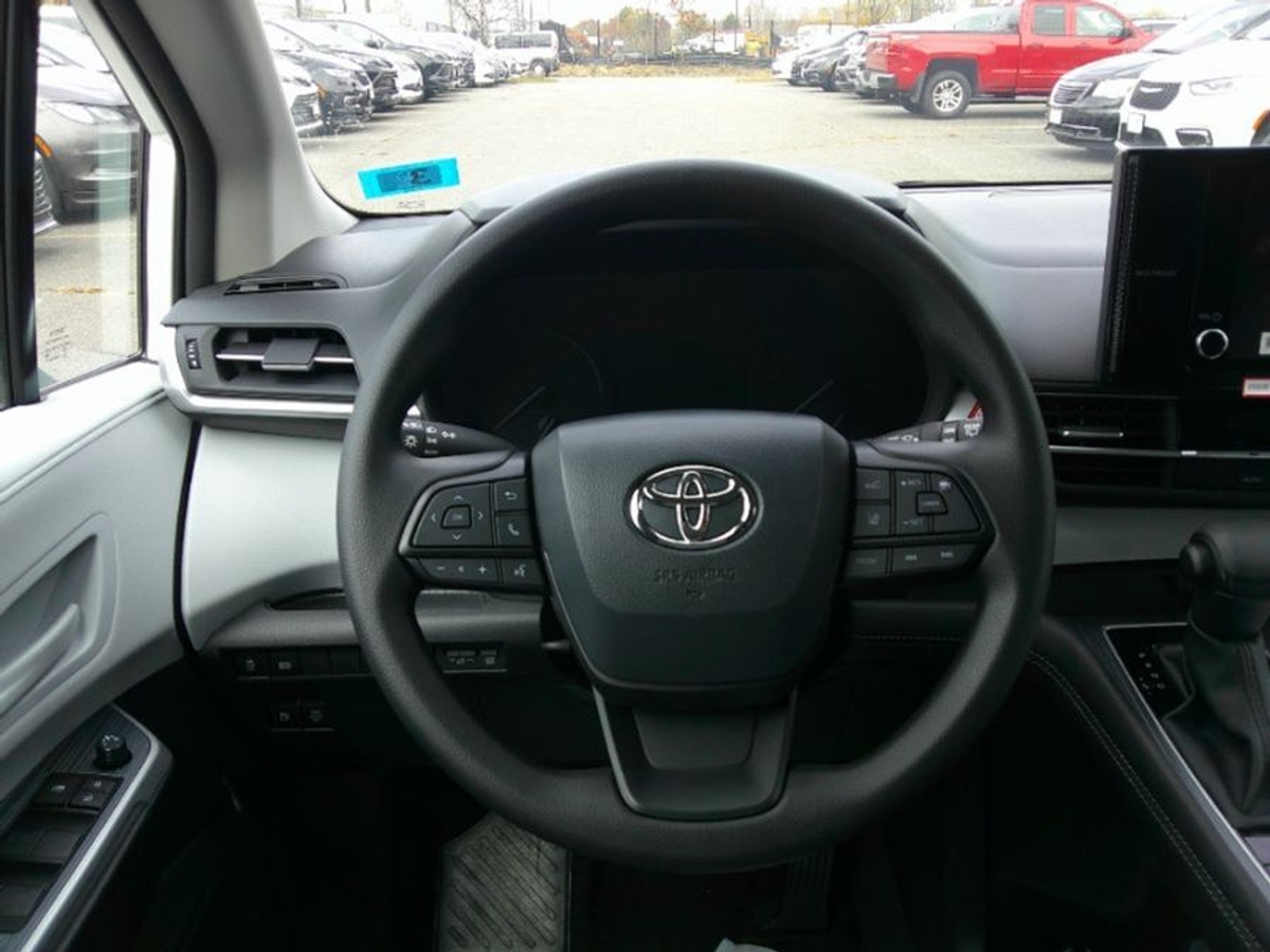 White Toyota Sienna image number 7