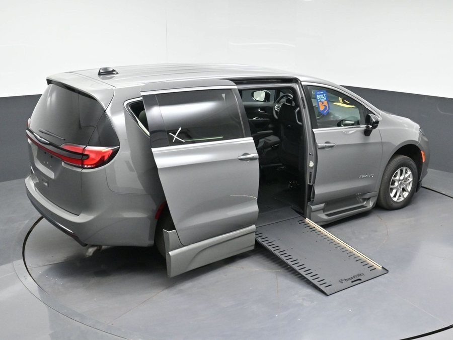 Used 2025 Chrysler Pacifica Select - BraunAbility Side Entry In Floor Automatic Ramp