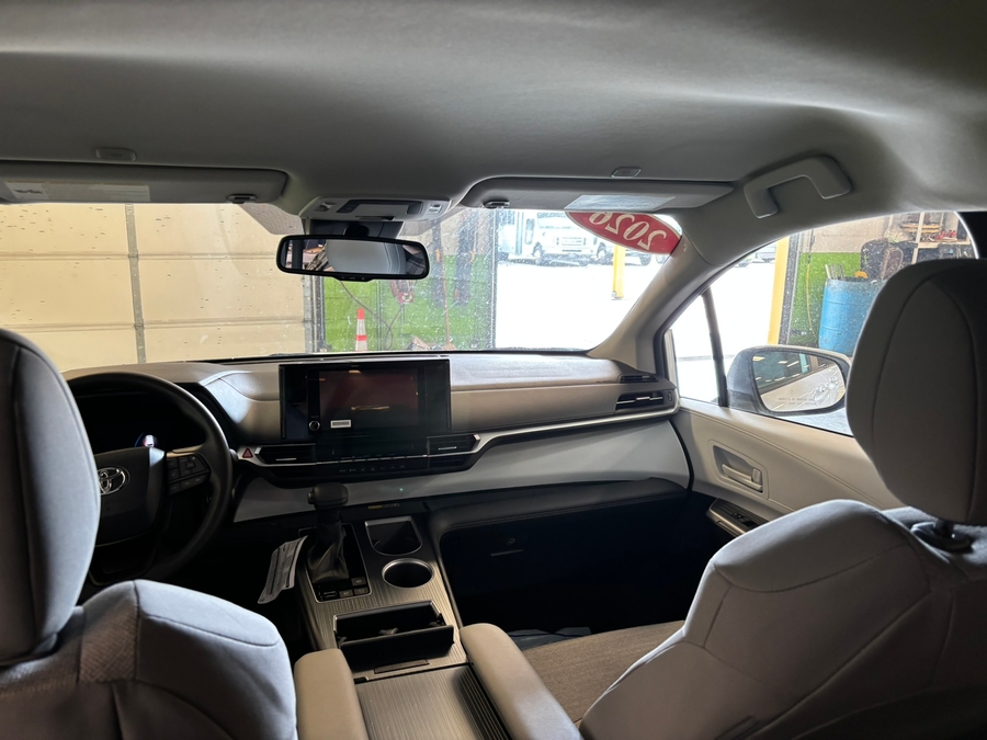White Toyota Sienna image number 13