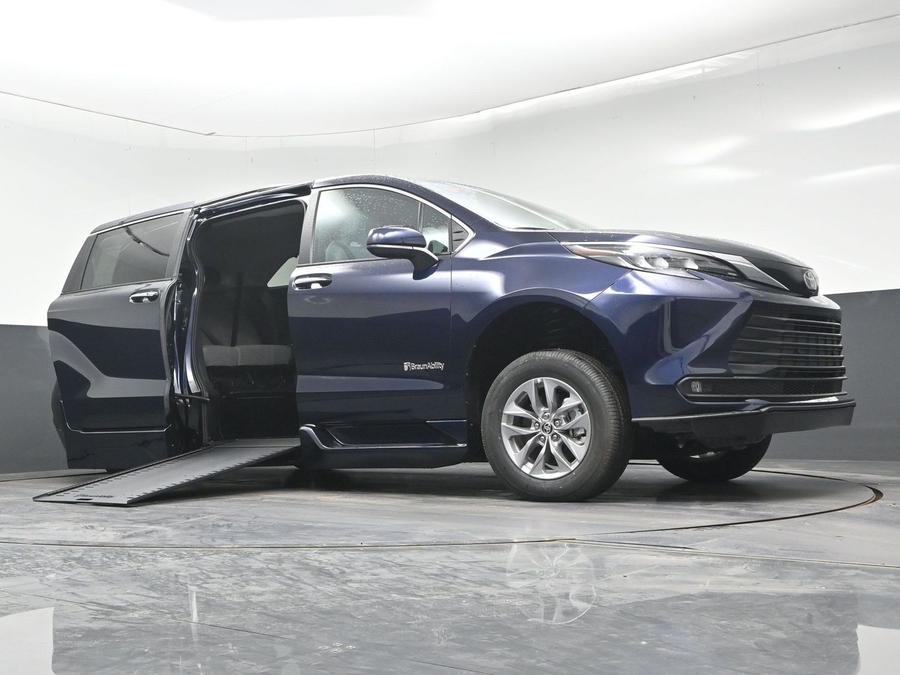 2026 Toyota Sienna XLE - Photo 17