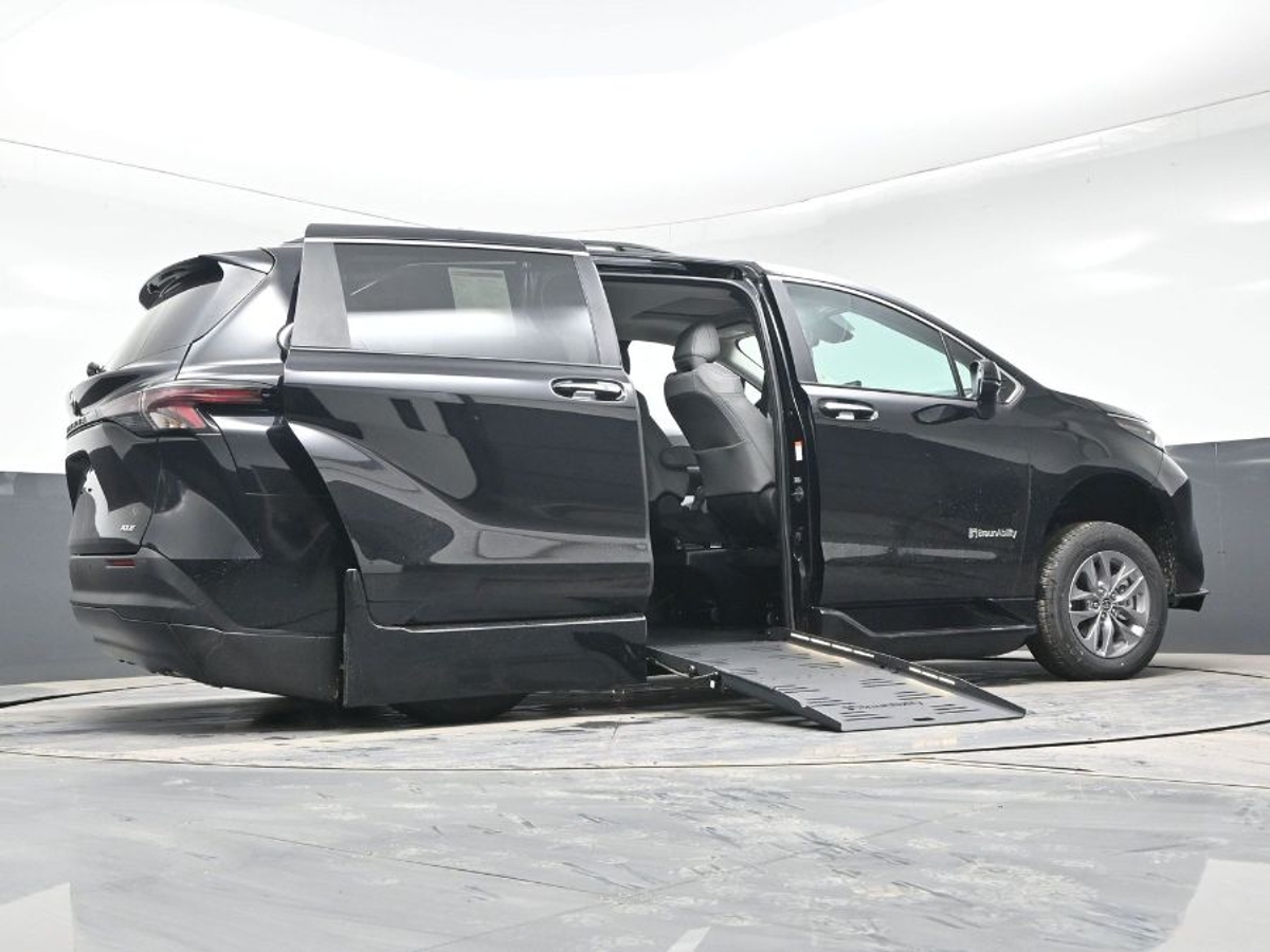 2025 TOYOTA SIENNA - Image 22