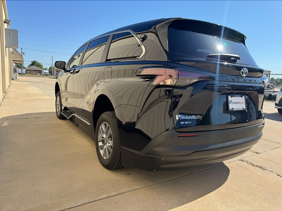 Used 2025 Toyota Sienna Hybrid XLE - BraunAbility Side Entry Entry Fold Out Automatic Ramp