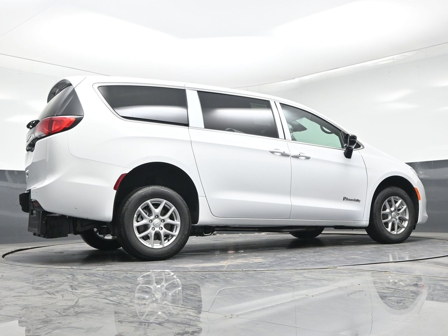 White Chrysler Voyager image number 20