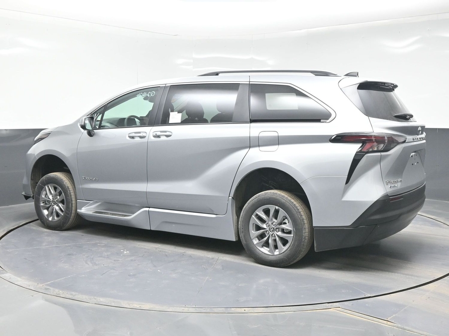 Silver Toyota Sienna image number 3