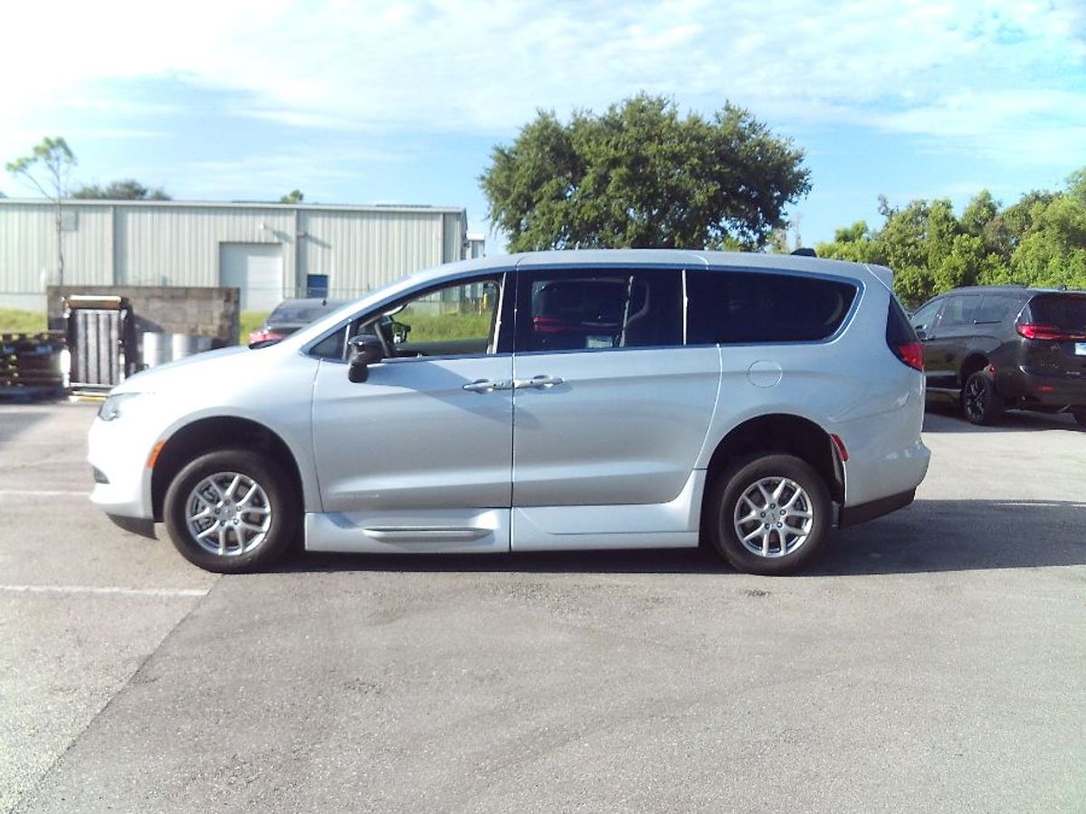 2024 CHRYSLER VOYAGER - Image 4