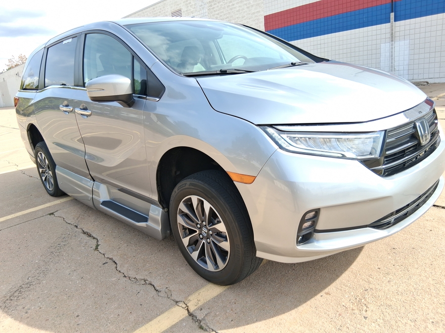 Silver Honda Odyssey with Side Entry Automatic In Floor ramp