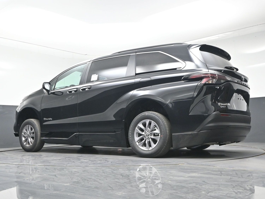 Black Toyota Sienna image number 17