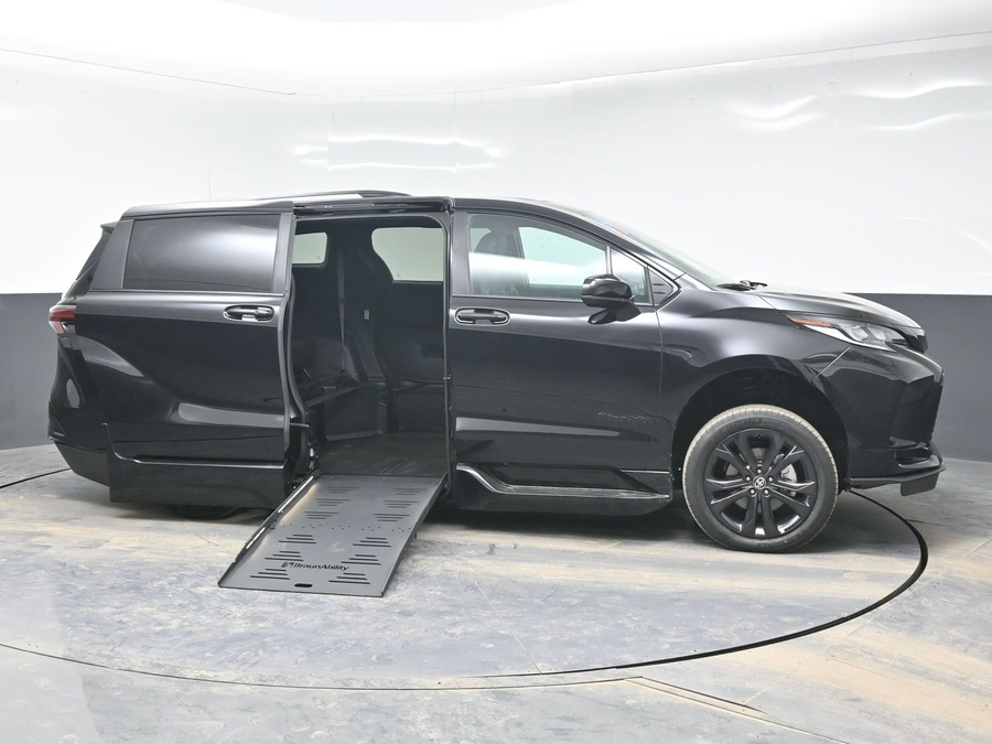 Black Toyota Sienna image number 1