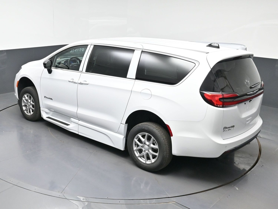 White Chrysler Pacifica image number 10