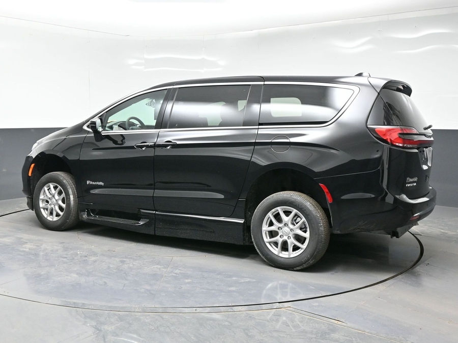 Black Chrysler Pacifica image number 3