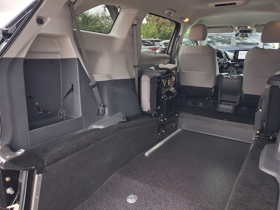 Black Toyota Sienna image number 21