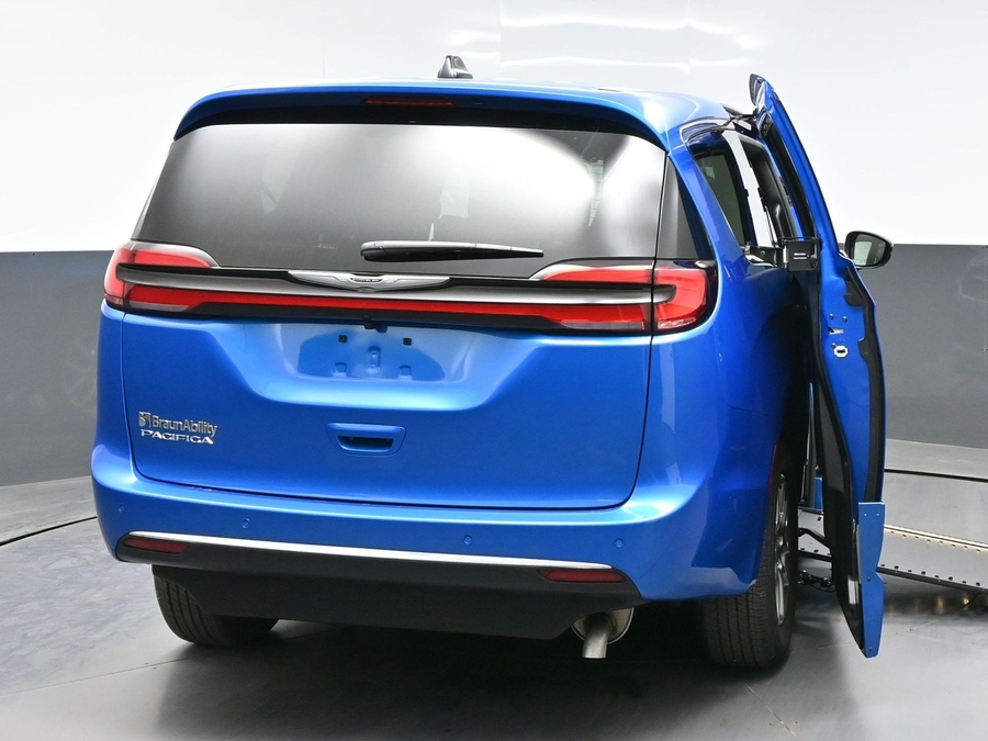 Blue Chrysler Pacifica image number 5