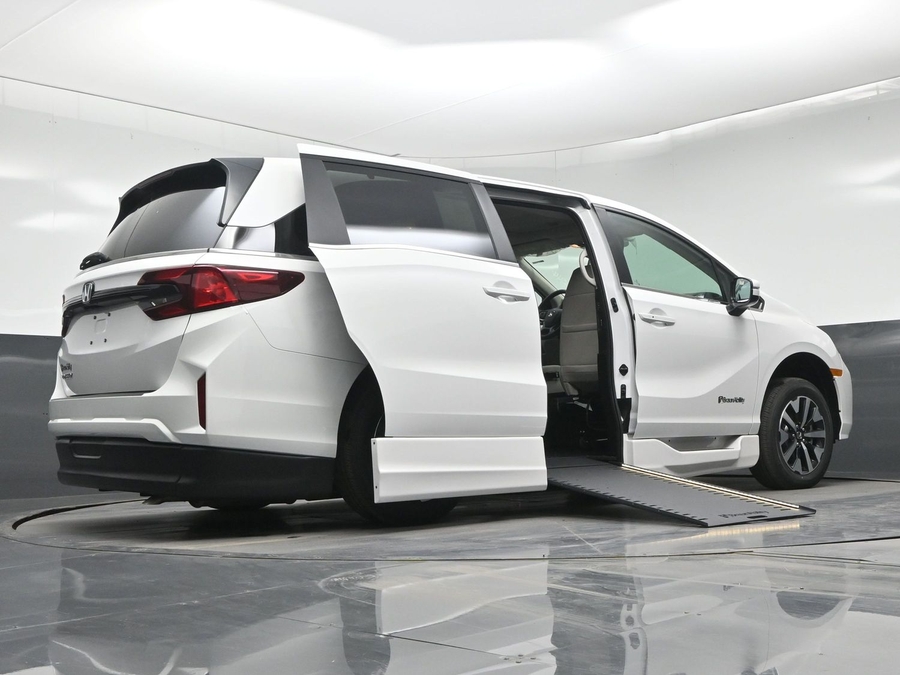 White Honda Odyssey image number 14