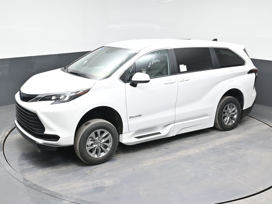 New 2025 Toyota Sienna Hybrid LE - BraunAbility Side Entry Entry Fold Out Automatic Ramp