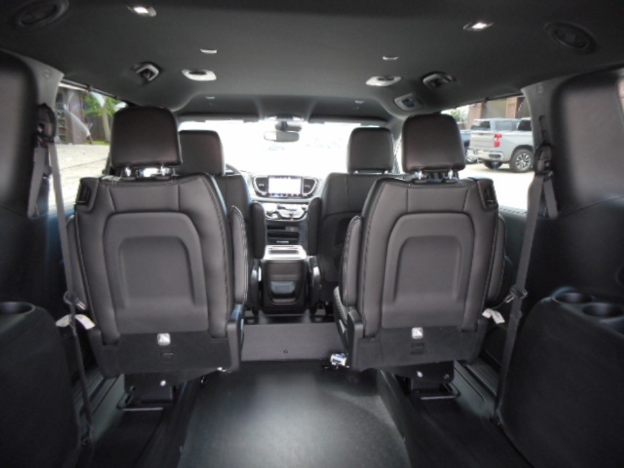 Black Chrysler Pacifica image number 21