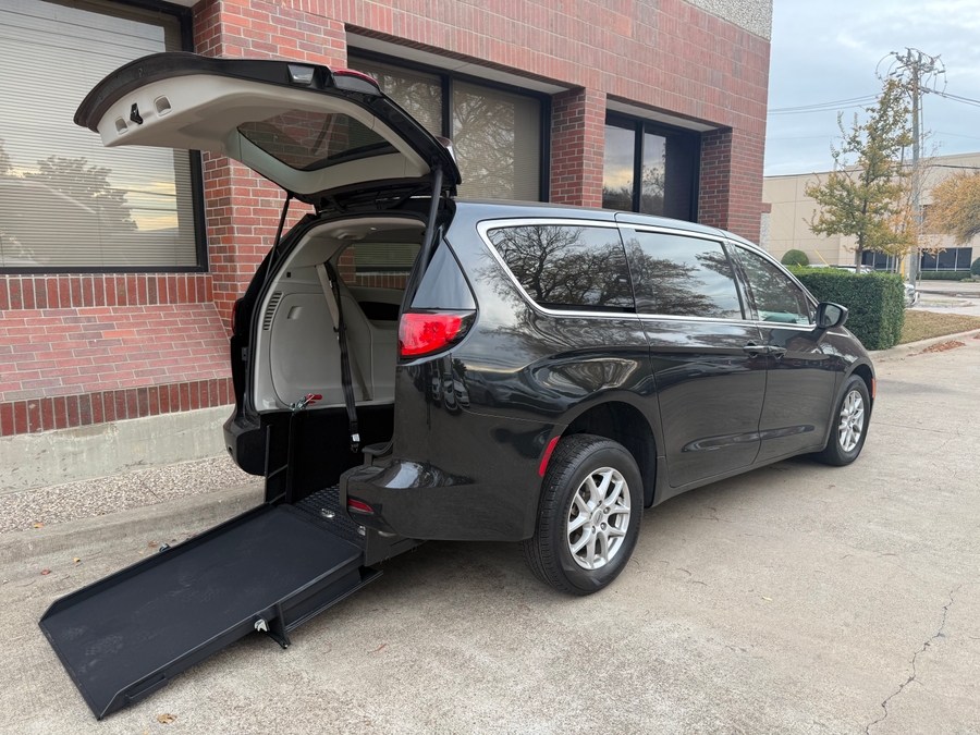 2022 Chrysler LX's photo