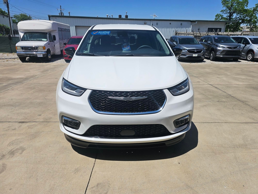 White Chrysler Pacifica image number 9