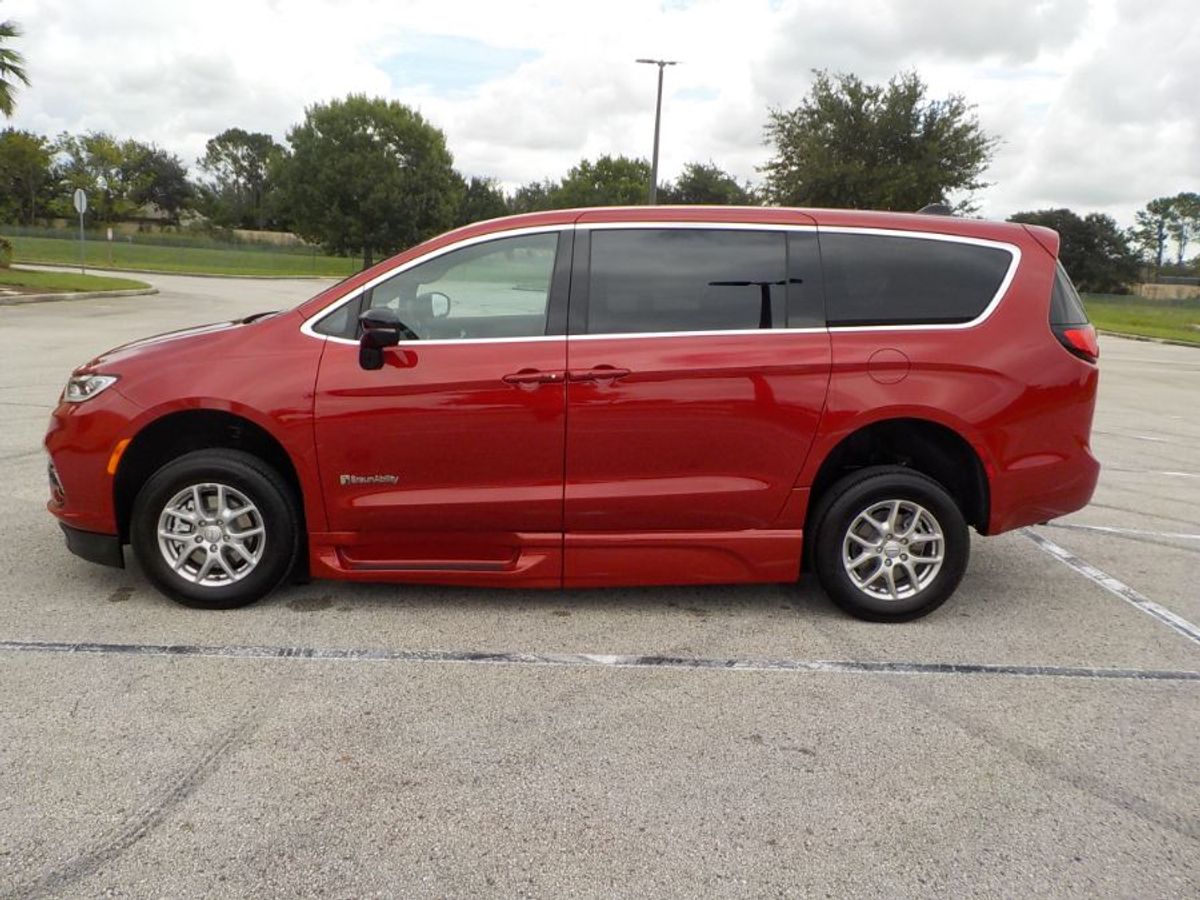 2025 CHRYSLER PACIFICA - Image 29