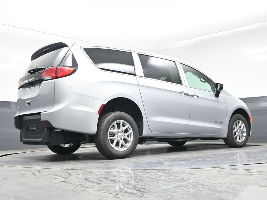 Silver Chrysler Voyager image number 20