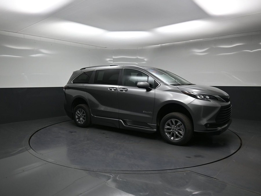 New 2026 Toyota Sienna Hybrid XLE Base - BraunAbility Side Entry Fold Out Automatic Ramp