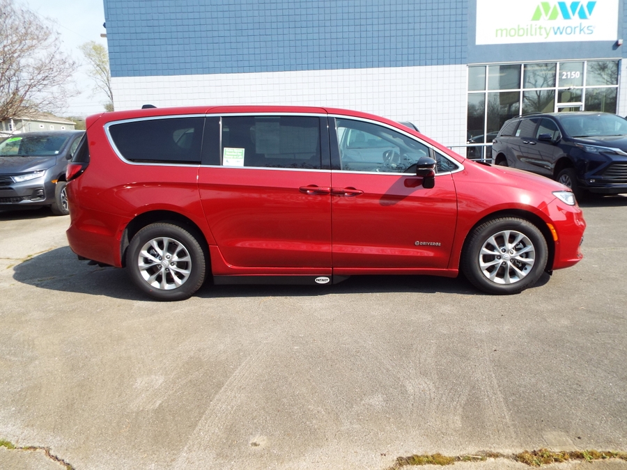 Red Chrysler Pacifica image number 3