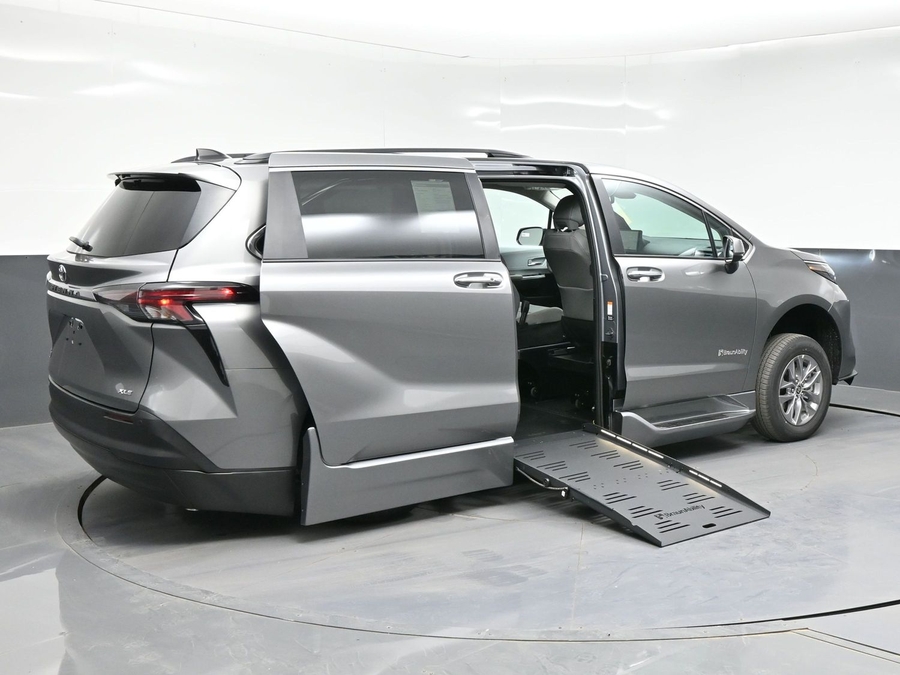 Grey Toyota Sienna image number 3