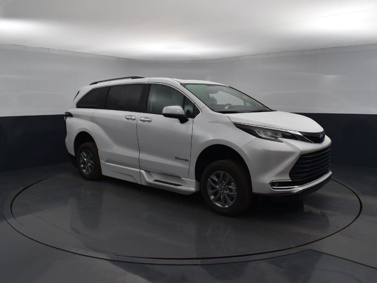 2023 Toyota Sienna XLE - Photo 9