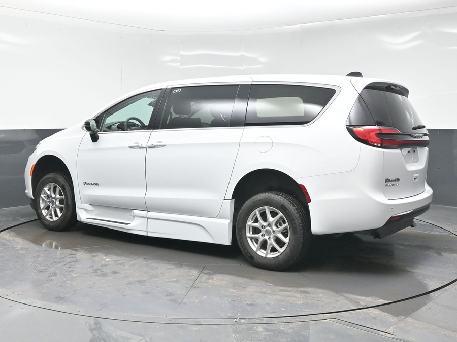 White Chrysler Pacifica image number 3