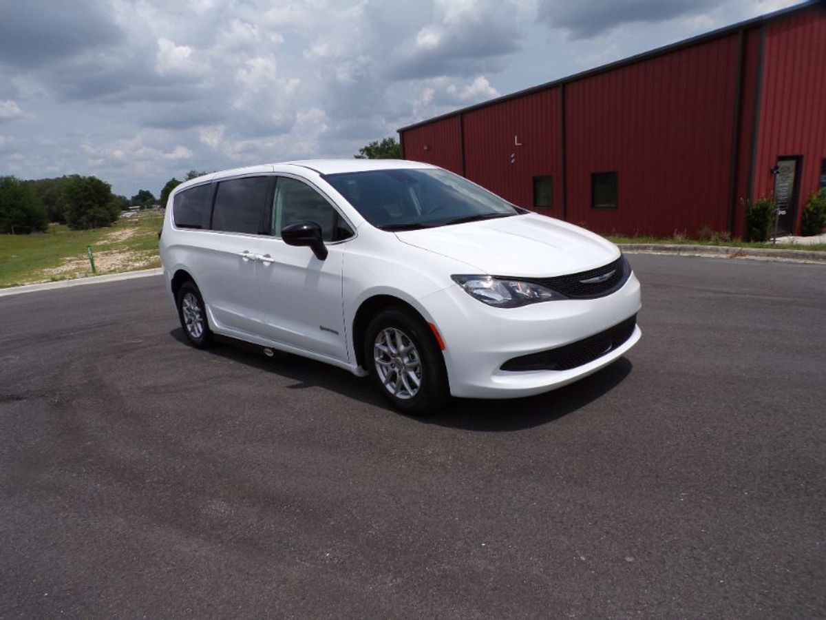 White Chrysler Voyager image number 9