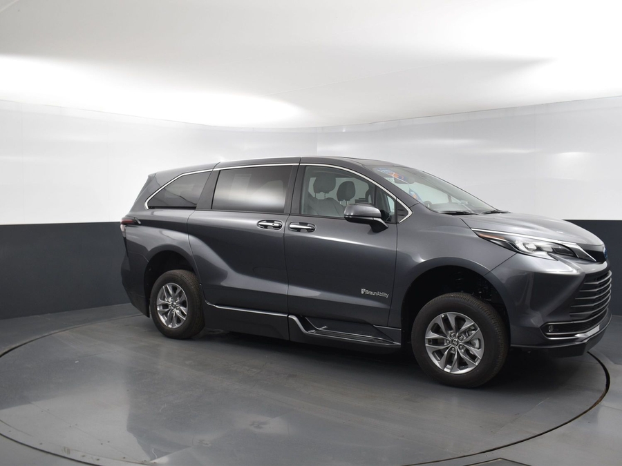 New 2025 Toyota Sienna Hybrid XLE Base - BraunAbility Side Entry Entry Fold Out Automatic Ramp