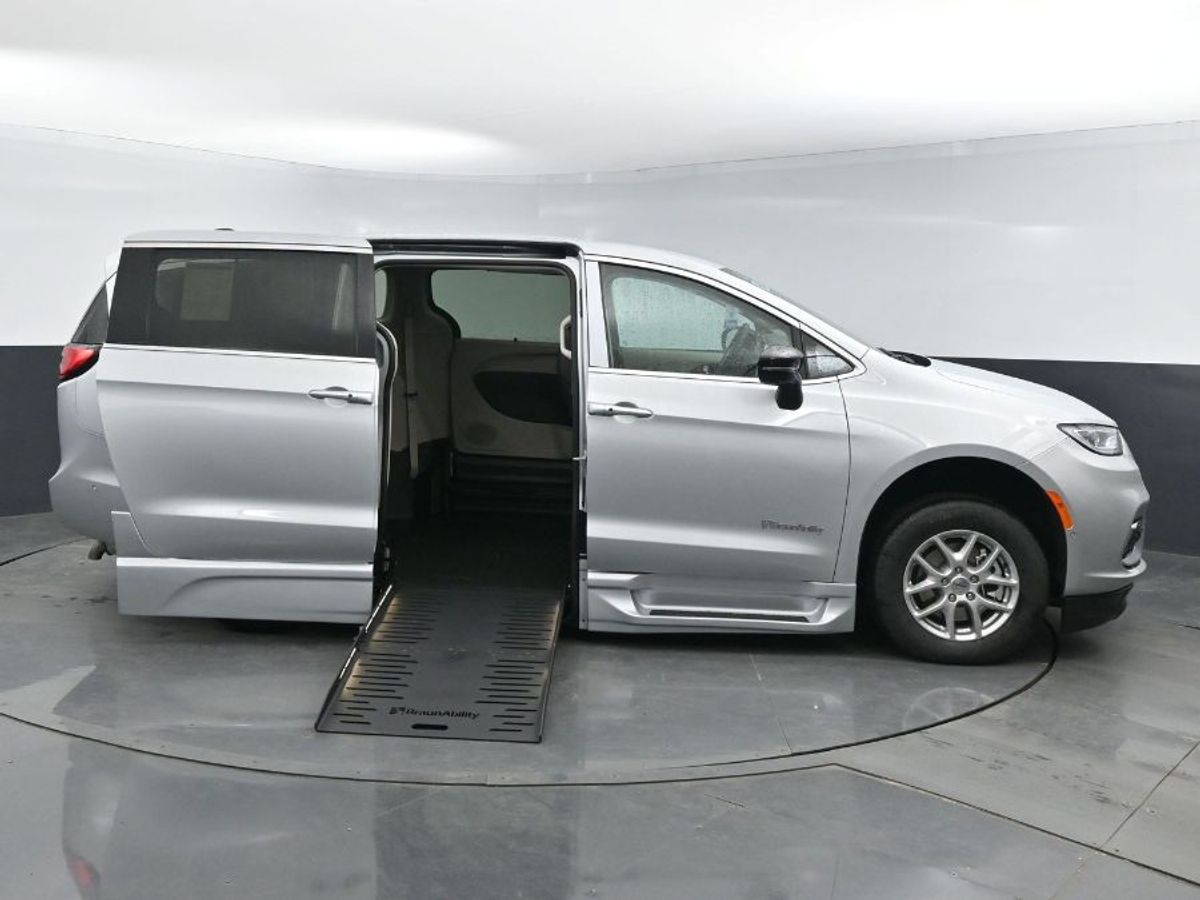 Chrysler Pacifica plateado con rampa plegable automática de entrada lateral