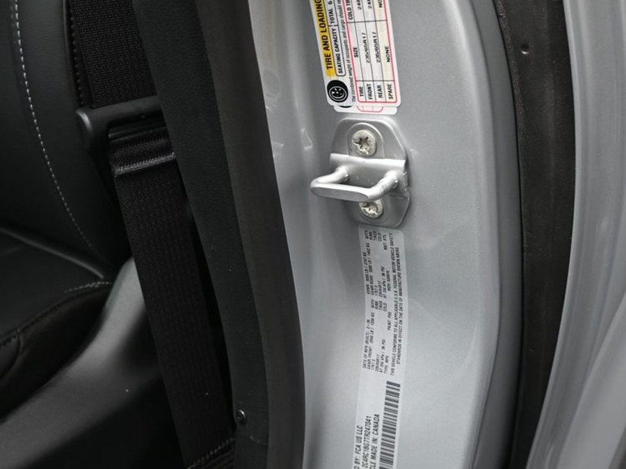 Silver Chrysler Pacifica image number 18