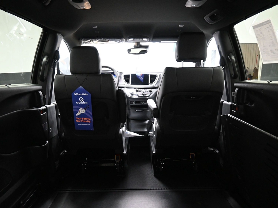 Black Chrysler Pacifica image number 14