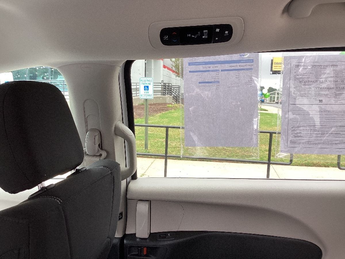 White Chrysler Voyager image number 19