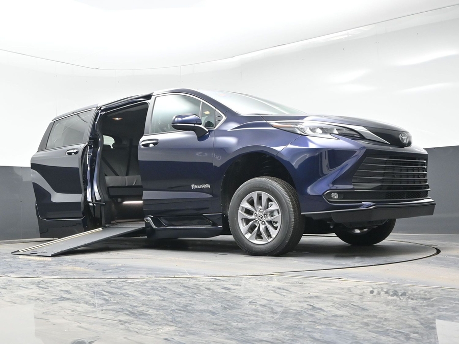 Blue Toyota Sienna image number 18