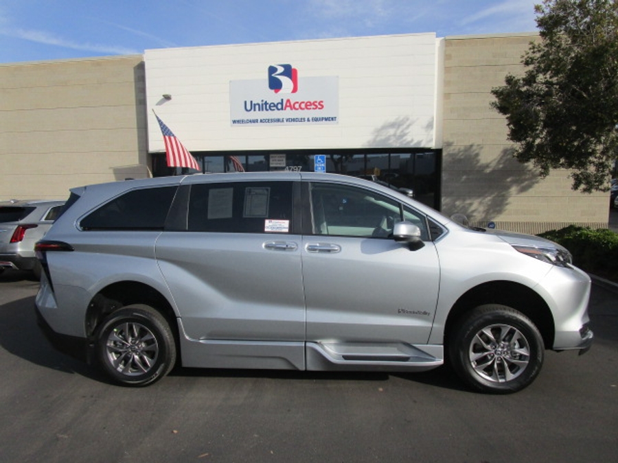 New 2025 Toyota Sienna Hybrid XLE Plus - BraunAbility Side Entry Entry Fold Out Automatic Ramp